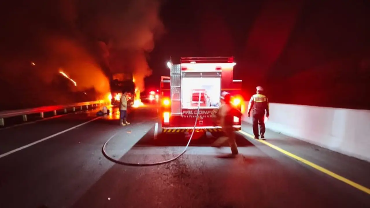 Bus Gunung Harta terbakar di tol