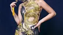 Penampilan luar biasa Gisella Anastasia mengenakan cheongsam bernuansa biru dan kuning. Cheongsam ini dipenuhi bordir berbentuk naga yang megah, ditambah makeup bold, tatanan rambut wet look, dan berbagai aksesori yang dikenakan Gisel di foto ini. Foto: Instagram.