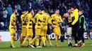 Pemain Borussia Dortmund merayakan kemenangan atas Atalanta pada leg kedua babak 32 besar Liga Europa di MAPEI Stadium Citta del Tricolore , Jumat (23/2). Dortmund lolos ke babak 16 besar usai memaksakan hasil imbang 1-1. (Elisabetta Baracchi/ANSA via AP)