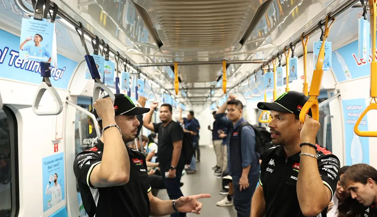 Potret duo riders Pertamina Enduro VR46 Racing Team, Franco Morbidelli & Fabio di Giannantonio, menikmati pengalaman naik MRT Jakarta bareng pada Selasa, (30/09/2025). (Dok.Pertamina Lubricants)