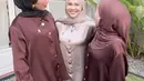 Kesha juga tampil dengan setelan warna coklat dari atasan kemeja berkancing emas dipadukan bawahan rok panjang. Serta kerudung pashminanya.  [@kesharatuliu05]