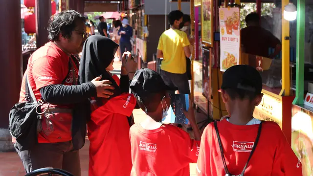 eserta Kelas Jurnalis Cilik sedang praktik memotret di kawasan Pantai Indah Kapuk, Jakarta Utara (23/7). (Dok. Canon - PT Datascrip)