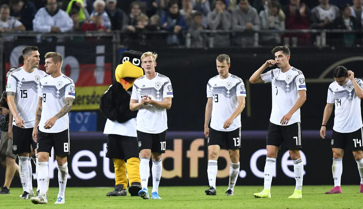 Para pemain Jerman tertunduk usai pertandingan melawan Belanda pada grup C  kualifikasi Euro 2020 di Hamburg, Jerman (6/9/2019). Belanda menang telak 4-2 atas Jerman. (AP Photo/Martin Meissner)