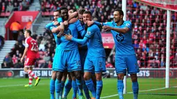 Striker Tottenham Hotspur Emmanuel Adebayor melakukan selebrasi dengan rekan satu timnya setelah berhasil mencetak gol ketiga pada pertandingan sepak bola Liga Inggris antara Southampton vs Tottenham Hotspur di Stadion St Mary, Southampton (22/12/13). (AF