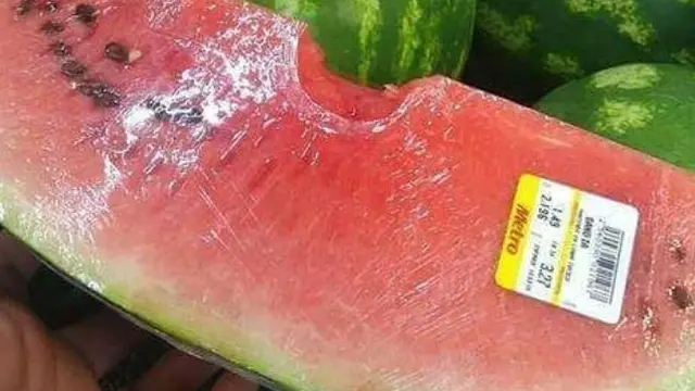 6 Momen Apes saat Mau Makan Semangka Ini Bikin Geregetan