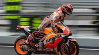 Pembalap Repsol Honda, Marc Marquez saat beraksi pada tes pramusim MotoGP 2018 di Sirkuit Sepang, Malaysia. (MOHD RASFAN / AFP)