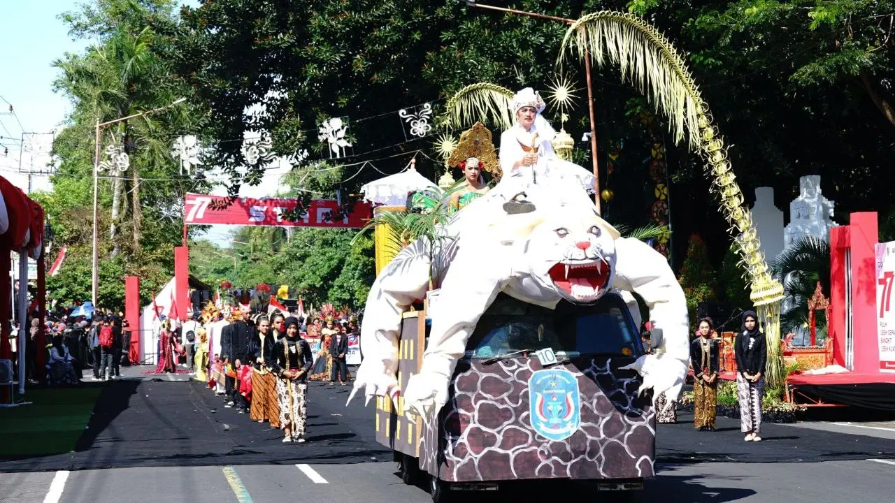 Sosok yang menggambarkan Prabu Tawangalun Raja Blambangan yang menunggai Macan Putih dalam Karnaval Kebangsan  memperingati HUT RI ke-77 (Istimewa)