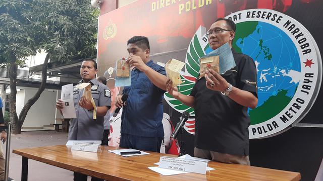 Polisi tangkap perempuan berinisaial L, yang merupakan anak aktivis Sri Bintang Pamungkas terkait kasus narkoba. (Liputan6.com/Yopi Makdori)