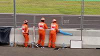 Tampak tiga marshal bekerja pada rangkaian balapan MotoGP Mandalika. (Hendry Wibowo/Bola.com)