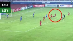 Gelandang Timnas Indonesia U-19, Egy Maulana Vikri, membuat kiper Chinese Taipei, Li Guan-Pei, tidak berdaya dalam laga Grup A Piala AFC U-19 2018, Kamis (18/10/2018).