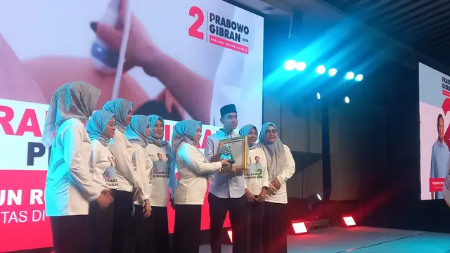 Calon wakil presiden nomor urut 2, Gibran Rakabuming Raka, menghadiri acara deklarasi Pergerakan Perempuan Muda Nahdliyyin (Perdana) di Hotel Grand Sahid Jaya, Jakarta Pusat, Rabu (6/12/2023). (Merdeka.com/Muhammad Genantan Saputra)