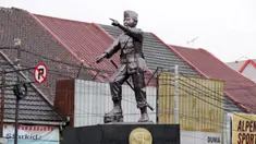 Patung Kapten Tubagus Muslihat di Simpang Jalan Kapten Muslihat, Kota Bogor, Jawa Barat, Senin (26/12/2022). Patung hasil karya seniman Yayat Darajat ini merekonstruksi wajah, tubuh dan perawakan pahlawan yang gugur di medan perang usai tertembak di Jembatan Merah. (Liputan6.com/Magang/Aida Nuralifa)