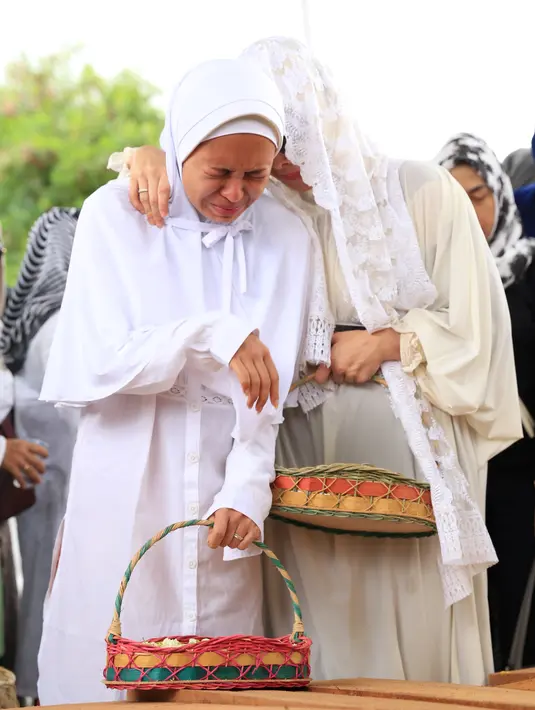 Terry bersama saudara yang lainnya mengaku telah melakukan usaha untuk kesembuhan ibunya. Ketika Tuhan berkata lain, Terry dengan ikhlas menerima kepergian sang ibunda untuk selamanya. (Adrian Putra/Bintang.com)