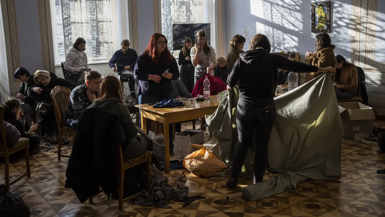 FOTO: Melihat Relawan Ukraina Membuat Jaring Kamuflase