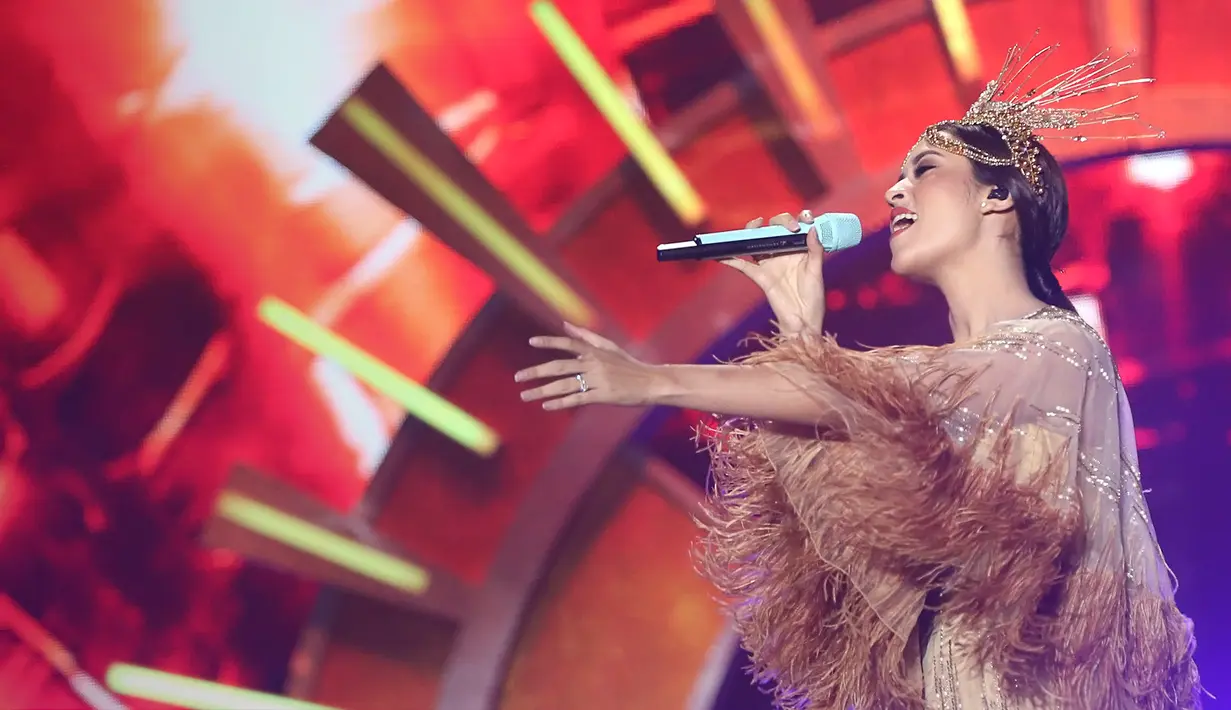 Siapa yang menyangka di balik wajahnya yang cantik, ternyata Raisa merupakan penggemar tim sepakbola Chelsea. (Bambag E. Ros/Bintang.com)