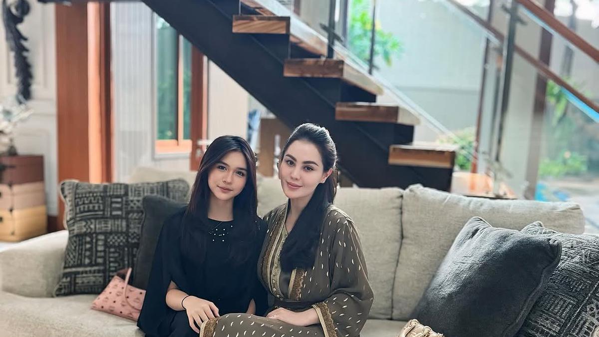 Potret Jennifer Dunn dan Chantal Pakai Gaun Kaftan, Dipuji Bak Kakak Adik