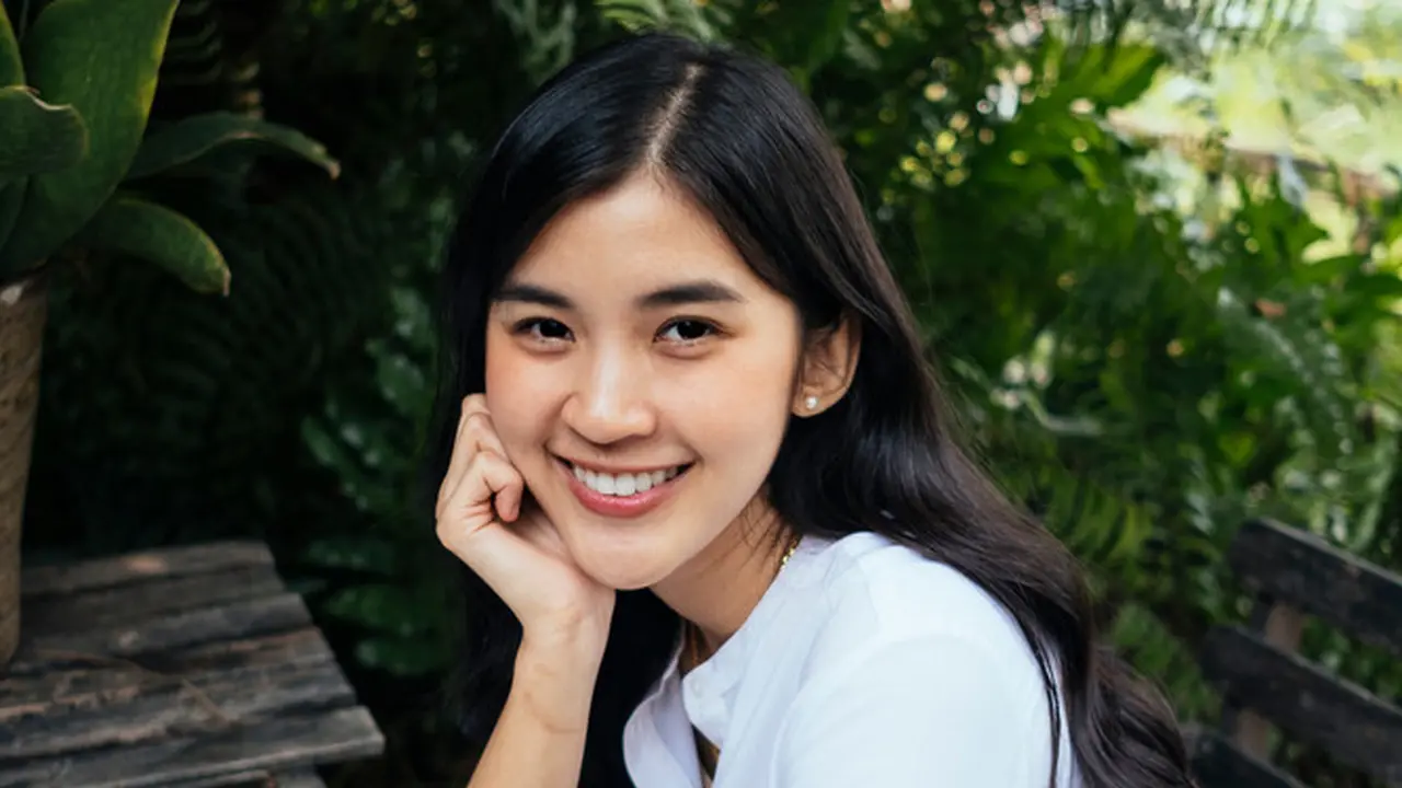 tersenyum bahagia mandiri santai