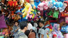 Kios boneka Ragunan dipadati pembeli, Jakarta, Minggu (27/12/2015). Pedagang mengaku omset penjualan pada Libur Natal kali ini melonjak 3x lipat dari pada biasanya. (Liputan6.com/Helmi Afandi)