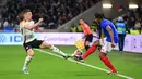 Pemain Jerman, Toni Kroos, berebut bola dengan pemain Prancis, Jules Kounde, pada laga persahabatan di Stadion Groupama, Minggu (24/3/2024). (AFP/Olivier Chassignole)