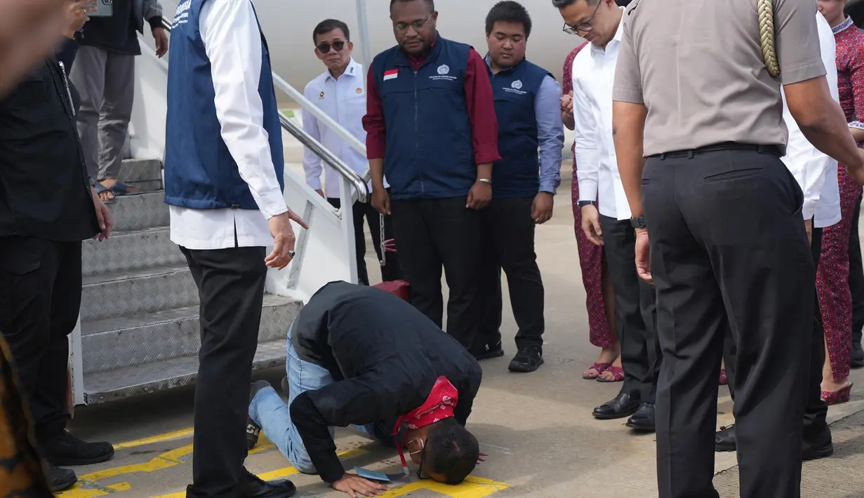 Pemerintah Indonesia melalui Kementerian Luar Negeri (Kemlu) memastikan 400 WNI yang menjadi korban eksploitasi penipuan daring di Myanmar telah berhasil dikeluarkan dari wilayah konflik Myawaddy dan dipastikan sedang dalam perjalanan kembali ke tanah air. (Tatan SYUFLANA/POOL/AFP)