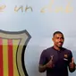 Pesepakbola muda Brasil, Malcom Filipe Silva de Oliveira berpose setibanya di stadion Camp Nou,  Barcelona, Selasa (24/7). Malcom jadi pemain ketiga yang bergabung dengan skuad asuhan Ernesto Valverde di musim 2018-2019. (AP Photo/Manu Fernandez)