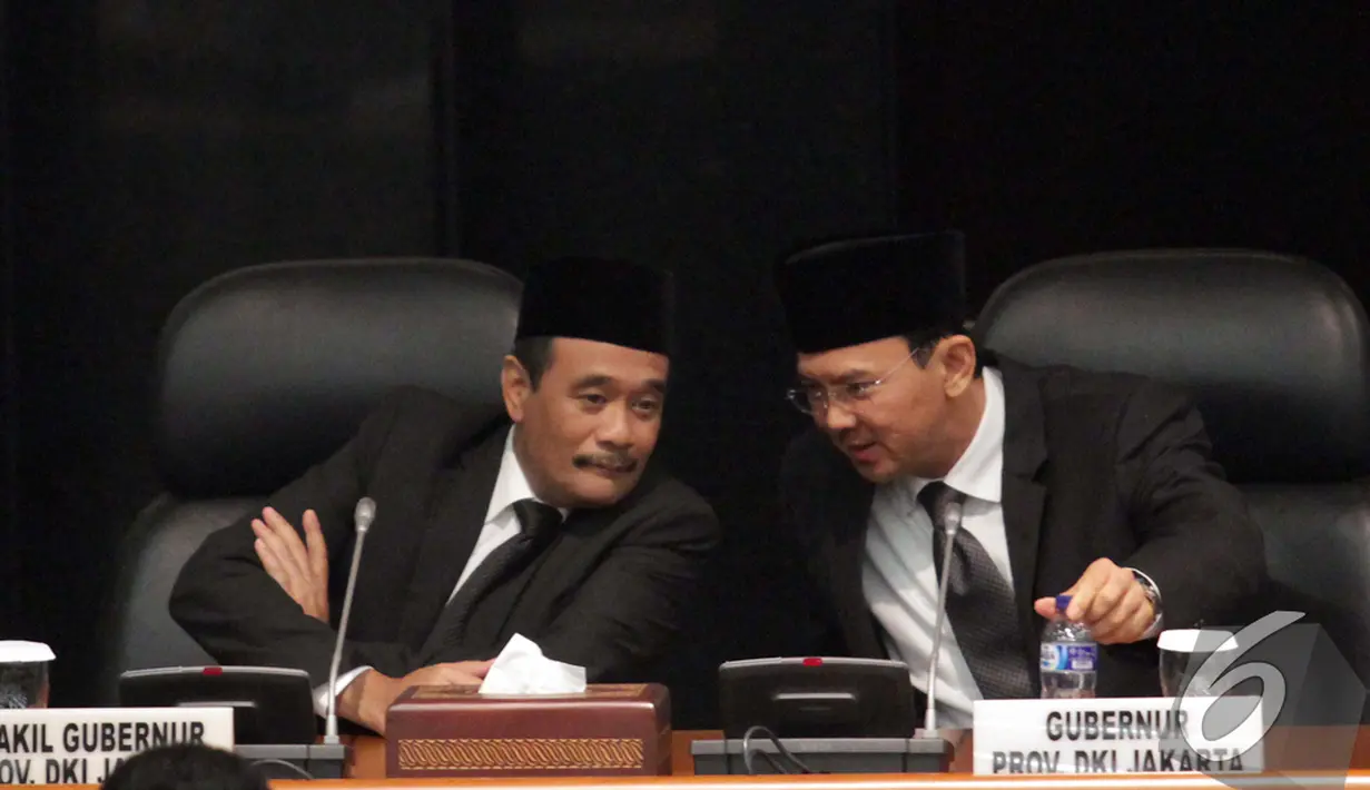 Gubernur DKI Jakarta Basuki Tjahaja Purnama dan Wagub Djarot Saiful Hidayat saat menghadiri Sidang Paripurna DPRD, Jakarta, Senin (12/1/2015). (Liputan6.com/Faizal Fanani)