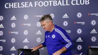 Pelatih Chelsea yang baru Guus Hiddink saat melakukan konferensi pers di tempat latihan Chelsea, Inggris, (23/12).Pelatih 69 tahun ini pernah membawa Korsel menjadi Juara ke-4 di Piala Dunia 2002. (Reuters/Matius Childs)