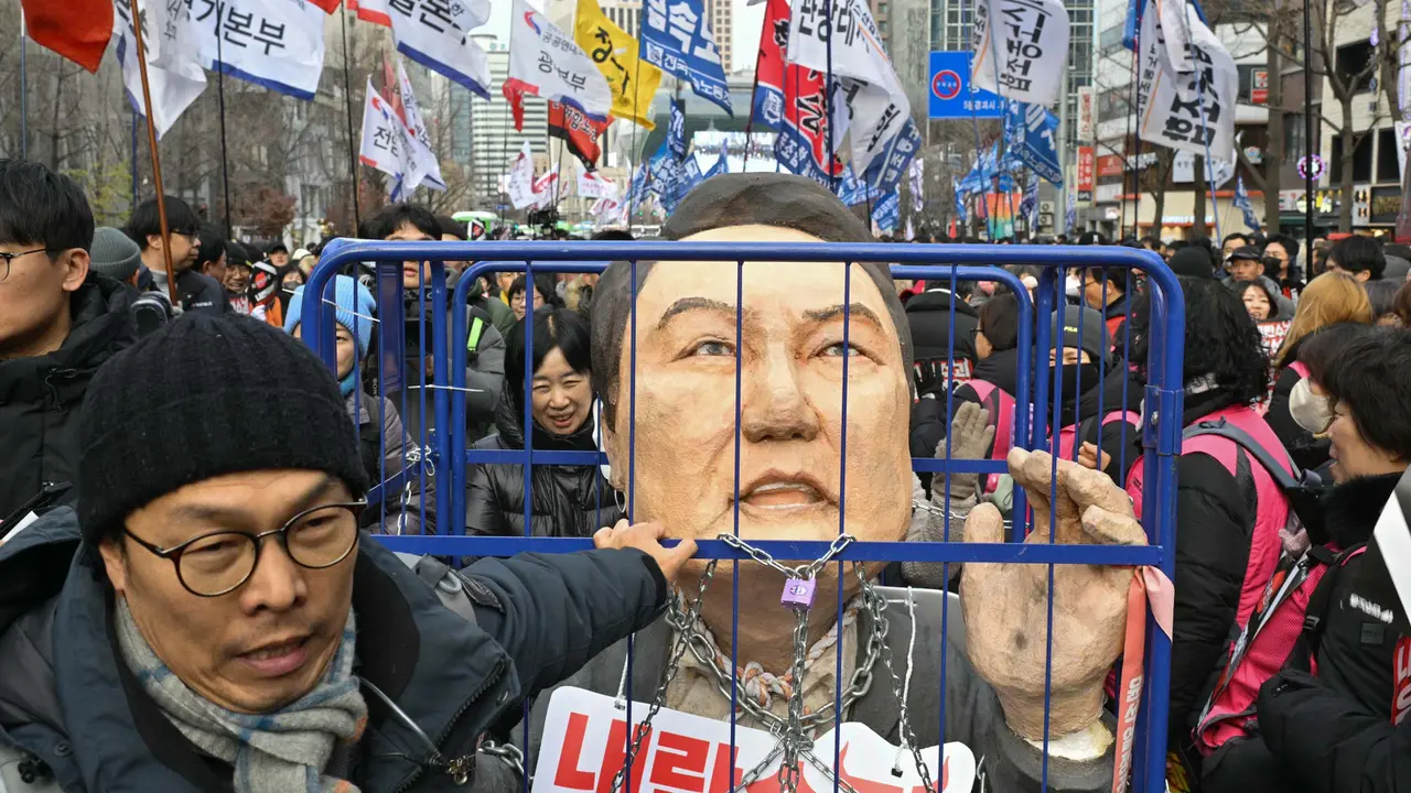 Ribuan Pengunjuk Rasa Penuhi Jalanan, Presiden Korea Selatan Yoon Suk Yeol Bertahan dari Pemakzulan