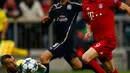 Kiper Dinamo Zegreb, Eduardo berusaha menghalau bola tendangan penyerang Robert Lewandowski pada laga Liga Champions di Allianz Arena, Jerman (30/9/2015). Muenchen menang telak atas Dinamo Zegreb dengan skor 5-0. (REUTERS/Michael Dalder)