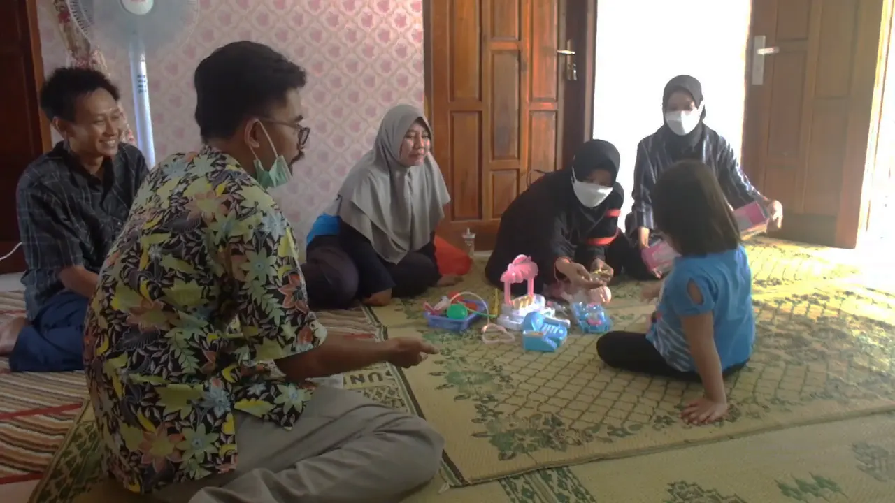 Mawar bermain bersama kelaurga