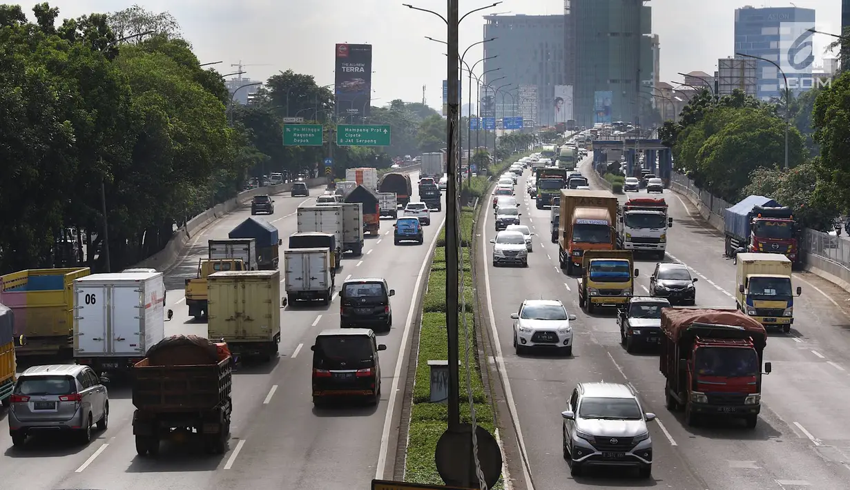 Kendaraan melintasi ruas jalan tol di Jakarta, Selasa (12/3). Badan Pengatur Jalan Tol (BPJT) Kementerian Pekerjaan Umum dan Perumahan Rakyat (PUPR) mencatat, ada 15 ruas tol yang bakal naik pada tahun ini. (Liputan6.com/Immanuel Antonius)