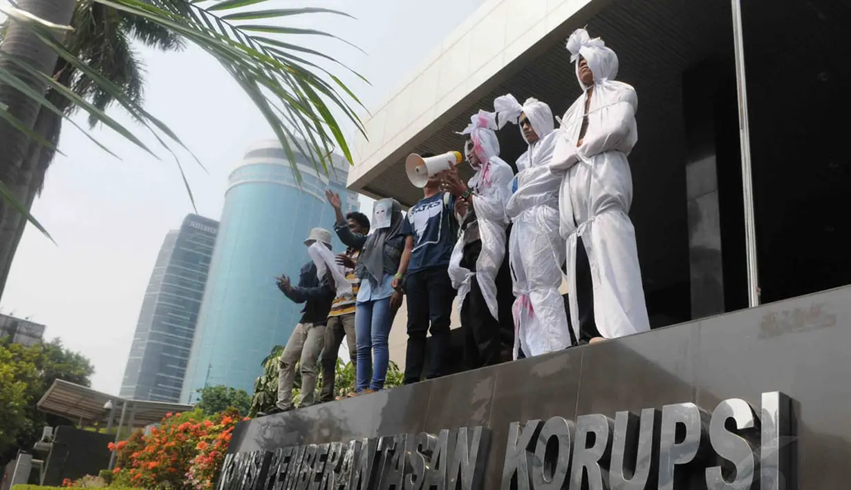 Dalam aksinya, mahasiswa Banten tersebut menggunakan pakaian pocong di depan gedung KPK, Jakarta, (3/9/14). (Liputan6.com/Herman Zakharia)