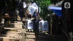 Warga Baduy Luar membawa kotak suara menuju TPS di kawasan Kadu Ketug 3, Leuwidamar, Lebak, Banten, Selasa (13/2/2024). (merdeka.com/Arie Basuki)