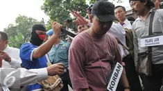 Tersangka JL melakukan reka ulang saat hendak membunuh aktivis Jopi Peranginangin, Kemang, Jakarta, Kamis (11/06/2015). Proses rekonstruksi tersebut terdiri dari 31 reka adegan yang diperankan oleh tersangka dan saksi-saksi. (Liputan6.com/Andrian M Tunay)