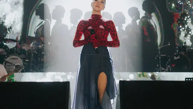 5 Gaya Outfit Bunga Citra Lestari Saat Manggung yang Curi Perhatian, Super Glamor dan Penuh Karisma