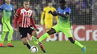 Pemain Southampton, Oriol Romeu, saat berduel dengan gelandang Inter Milan, Assane Demoya Gnoukouri. ((AP Photo/Matt Dunham)