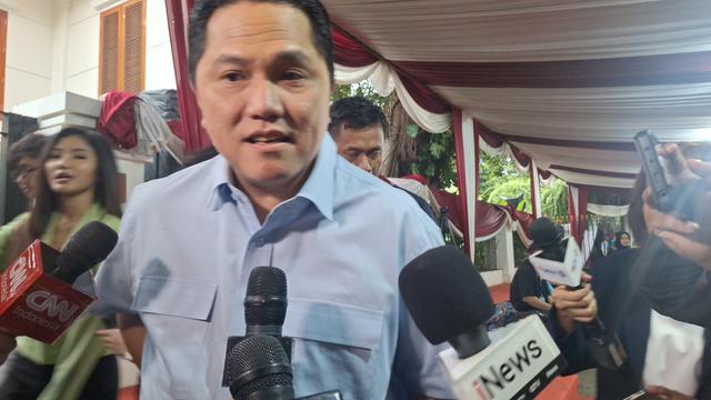 Menteri BUMN Erick Thohir ikut mendampingi calon wakil presiden (cawapres) nomor urut 02 Gibran Rakabuming Raka menghadapi debat cawapres di JCC Senayan Jakarta, Minggu malam (21/1/2024).