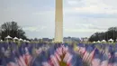 Ribuan bendera terlihat di National Mall menjelang upacara pelantikan Joe Biden sebagai presiden Amerika Serikat (AS) ke-46 di Washington, DC., Senin (18/1/2021). Washington DC biasanya dipenuhi ratusan ribu orang, tetapi kini sangat sepi jelang hari besar Biden. (Eric BARADAT/AFP)