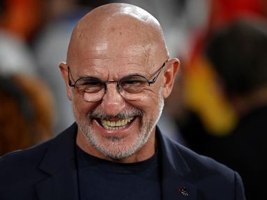 Luis de la Fuente akan bekerja sebagai pelatih kepala Timnas Spanyol hingga 2028 setelah mereka bersepakat melakukan perpanjangan kontrak. (AFP/Miguel Riopa)