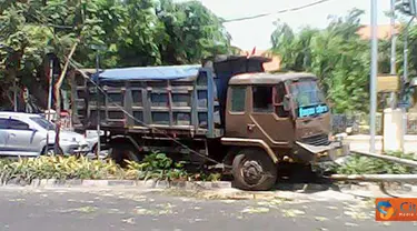 Kecelakaan tunggal terjadi di Jalan Kusuma Bangsa, Surabaya. Truk bermuatan pasir menabrak tiang listrik akibat menghindari sepeda motor.