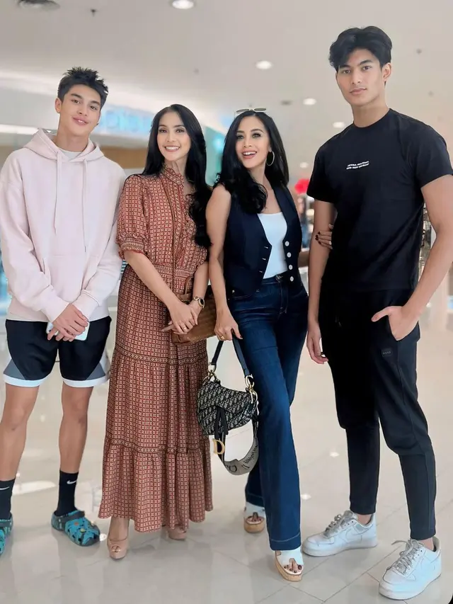 5 Potret Anak Maudy Koesnaedi dan Diah Permatasari Jadi Model Jersey Timnas Indonesia