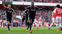 Selebrasi pemain Watford, Odion Ighalo, setelah mencetak gol ke gawang Arsenal di Emirates Stadium pada laga ronde keenam Piala FA, Minggu (13/3/2016) malam WIB. (Reuters/Carl Recine)