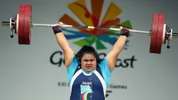 Charisma Amoe-Tarrant dari Nauru mengangkat beban saat berkompetisi dalam clean and jerk angkat besi + 90kg selama Commonwealth Games 2018 di Carrara Sports Arena di Gold Coast, Australia (9/4). (AP Photo / Mark Schiefelbein)