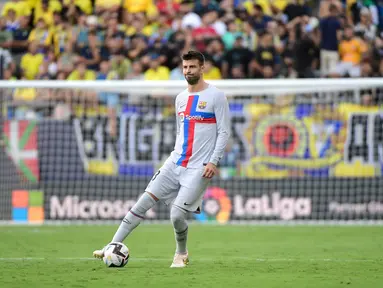 Bek Barcelona Gerard Pique mengumumkan akan gantung sepatu sebagai pemain sepak bola profesional. Laga melawan Almeria pada hari Minggu (6/11/2022) di Nou Camp merupakan pertandingan terakhirnya. (AFP/Cristina Quicler)