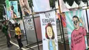 Pengunjung melihat-lihat poster karikatur pada gelaran Pesta Demokreasi di Plaza Tenggara Kompleks GBK, Jakarta, Sabtu (6/4). Acara ini meluapkan ekspresi anak muda menyambut Pemilu 2019. (Liputan6.com/Helmi Fithriansyah)