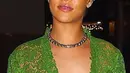 Rihanna mengenakan gaun hijau rancangan merk ternama didunia. Alhasil, dirinya malah tuai kritikan dari netizen tentang skandal payudaranya. (Aceshowbiz/Bintang.com)