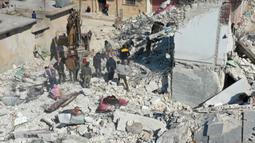 Aktivitas pekerja menggali reruntuhan bangunan yang runtuh di kota Jindayris, Suriah, Rabu (15/2/2023). Gempa bumi berkekuatan 7,8 magnitudo menghantam Turki dan Suriah pada 6 Februari lalu, menewaskan sedikitnya 40.000 orang serta menghancurkan sebagian besar wilayah Suriah dan Turki. (Omar HAJ KADOUR/AFP)