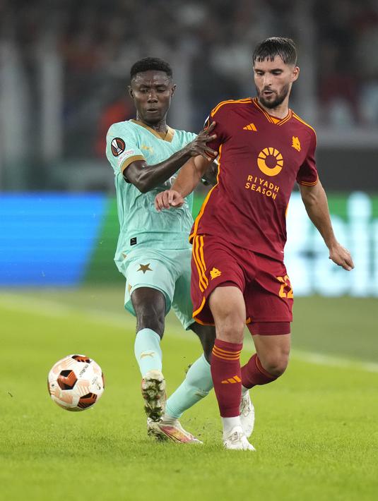 Bek Slavia Praha, Oscar Dorley berebut bola dengan gelandang AS Roma Houssem Aouar pada matchday 3 Grup G Liga Europa 2023/2024 di Olimpico, Jumat (27/10/2023) dini hari WIB. (AP Photo/Alessandra Tarantino)