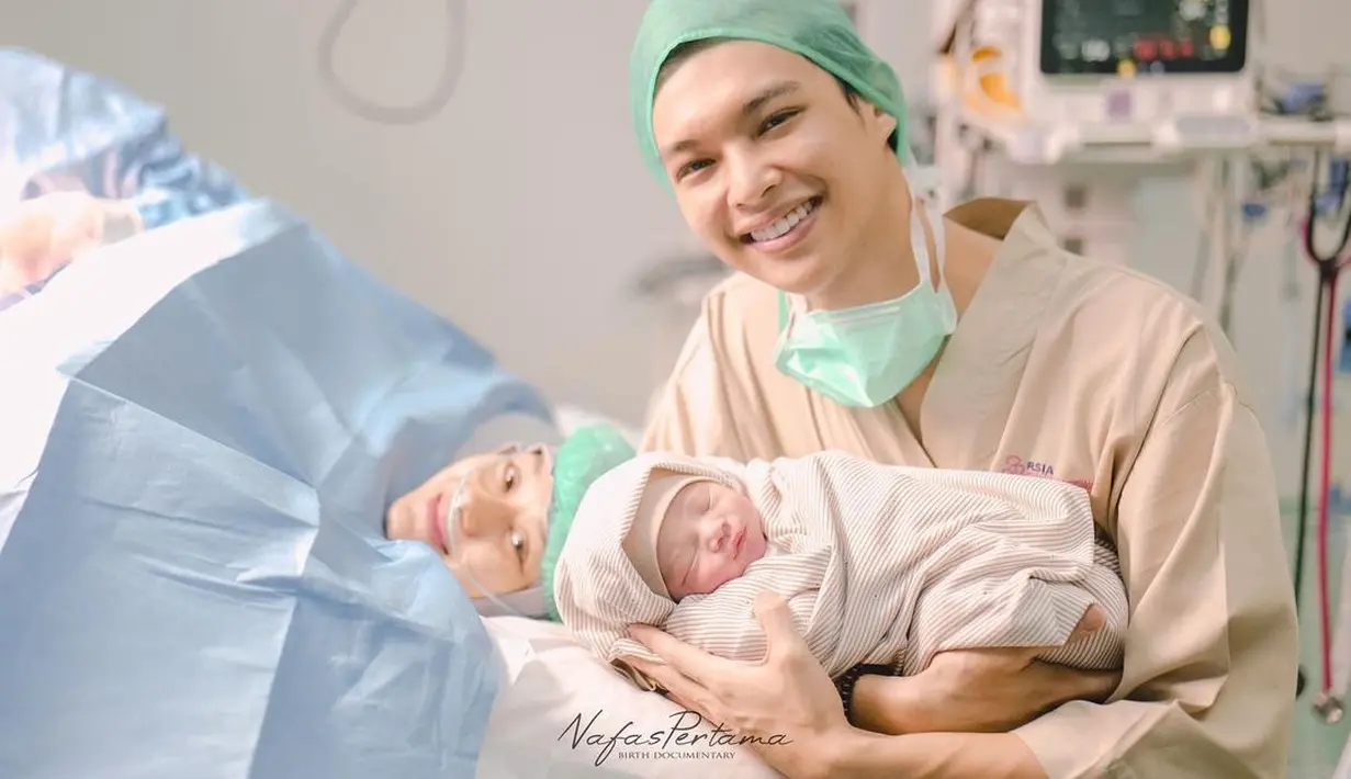 Dinda melahirkan anak keduanya di RS Bina Medika, Bintaro. Perempuan kelahiran Palembang 26 tahun silam itu mengungkapkan alasannya memilih caesar. [Instagram/rey_mbayang]