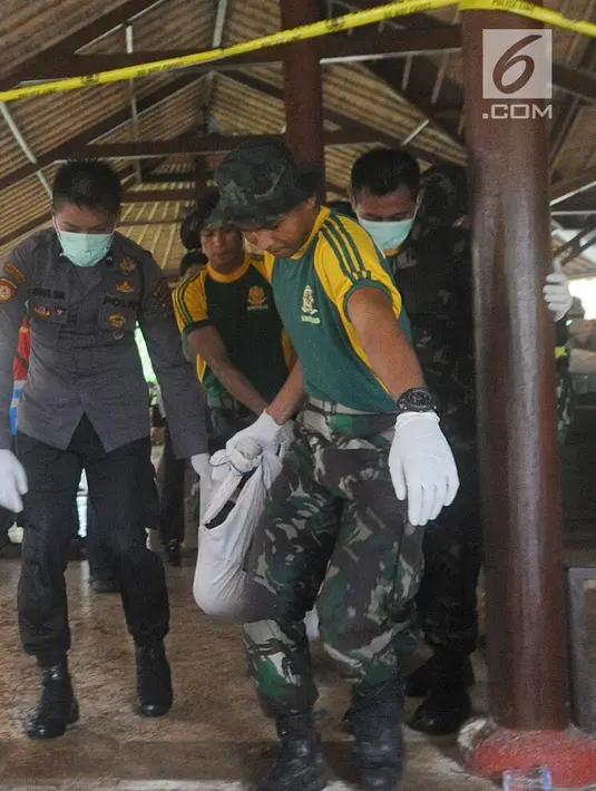 Petugas SAR mengevakuasi jenasah korban gelombang Tsunami Anyer di Tanjung Lesung Beach Resort, Pandeglang, Banten (23/12). Lokasi Tanjung Lesung  merupakan kegiatan rombongan pegawai PLN dan keluarga saat family gathering. (merdeka.com/Arie Basuki)